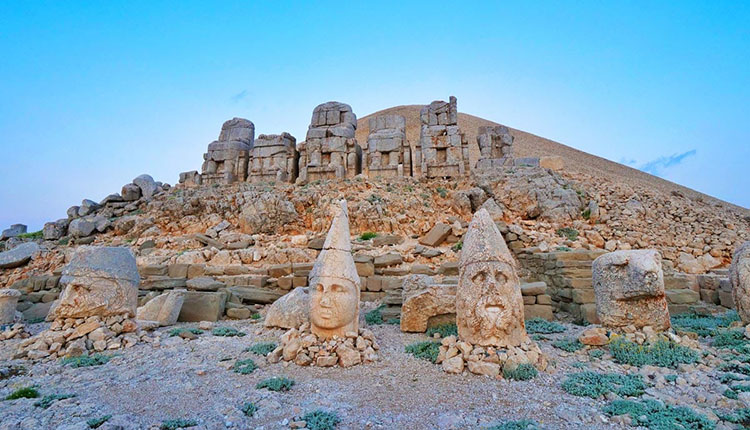 heads  in nemrut mountian Legend of Mount Nemrut
