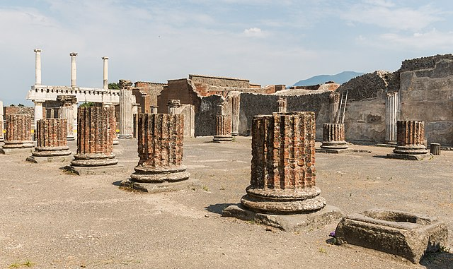 Red columns of the Forum in Pompei 