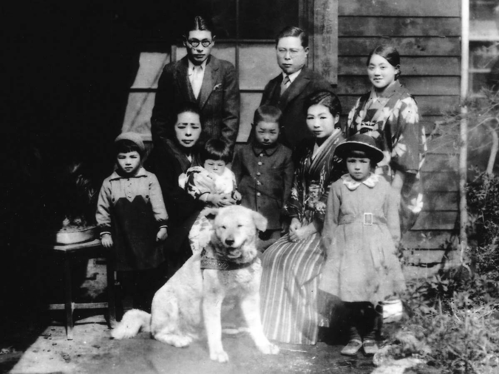 Hachiko with the Ueno family