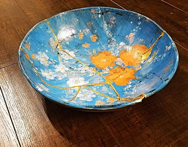 Finished Kintsugi artwork: A bowl with golden seams