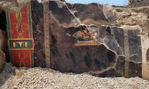 Ancestral Pizza Discovered in a Fresco Excavated in Pompeii