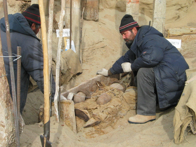 Unearthing burial M75 in the Xiaohe cemetery. | Image Source: © Wenying Li, Xinjiang Institute of Cultural Relics and Archaeology