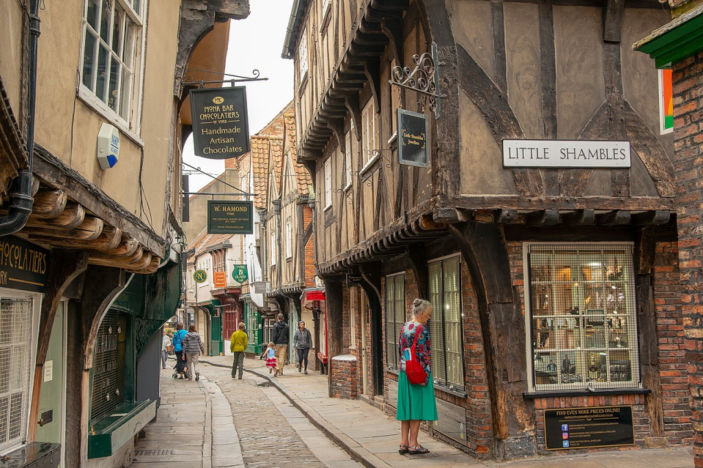 Intersection of Shambles and Little Shambles streets, York | Image Source: Peter K Burian, CC BY-SA 4.0 https://creativecommons.org/licenses/by-sa/4.0, via Wikimedia Commons